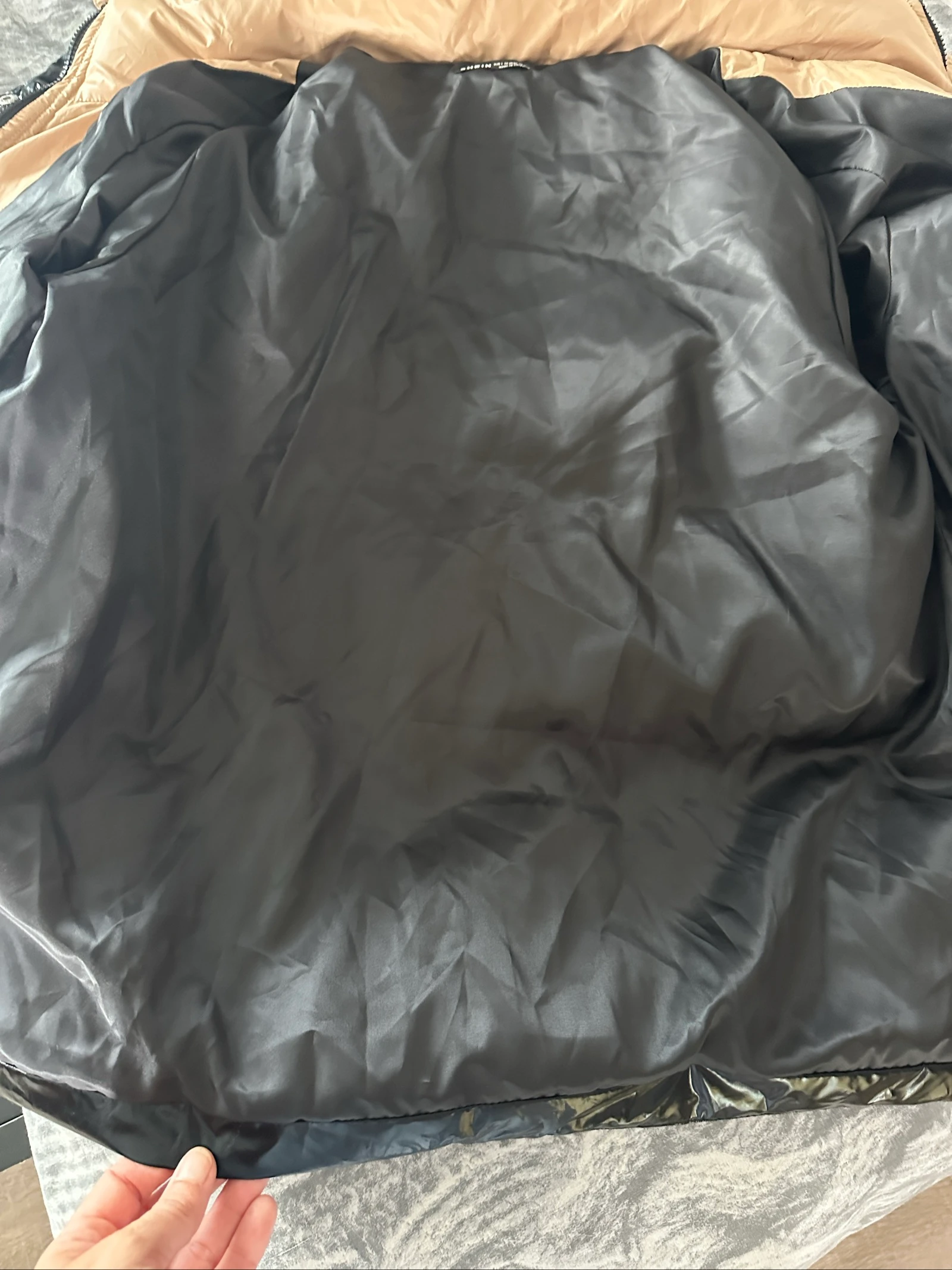 Glanzende zwarte en beige donsjack - Maat L (40/42) – photo 10